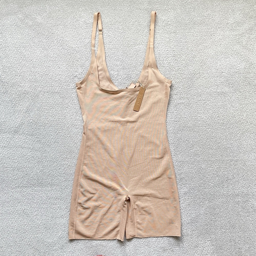 SKIMS Sheer Sculpt Open Bust Mid Thigh Bodysuit Size M Clay SHBSS0014 NWT